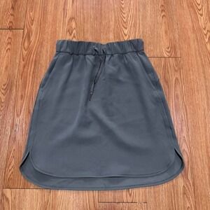 Lululemon Women's Skirt On The Fly Woven Green‎ Grey Sage Size 6